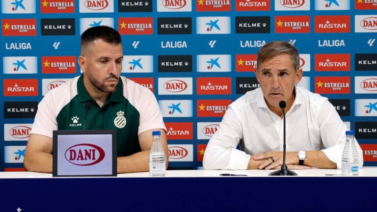 Fran Garagarza, en la sala de prensa de la CE Dani Jarque con Raúl Jardiel