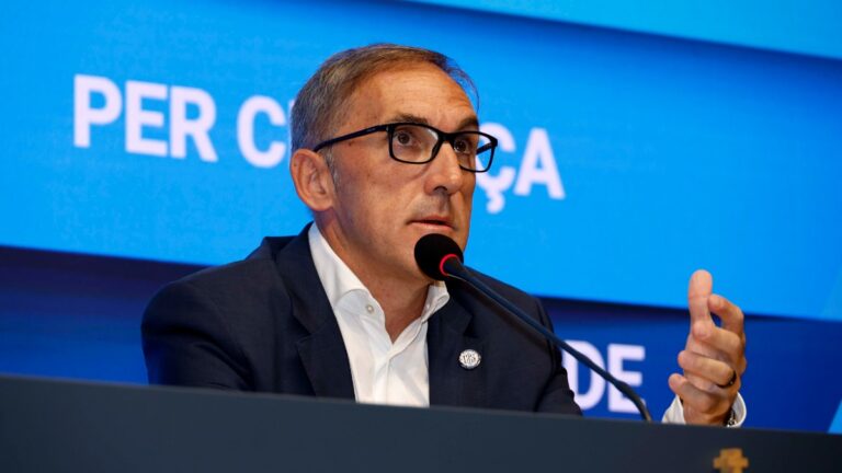 Fran Garagarza explica a los medios cómo se trabaja en 'La21'