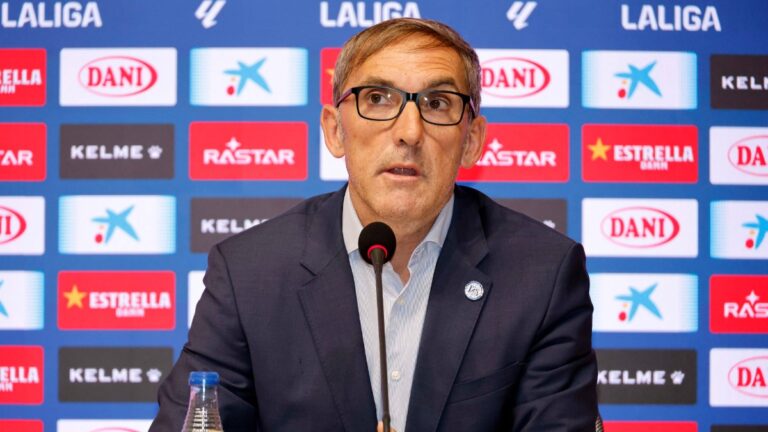 Fran Garagarza explica la situación del Espanyol en una rueda de prensa en el RCDE Stadium