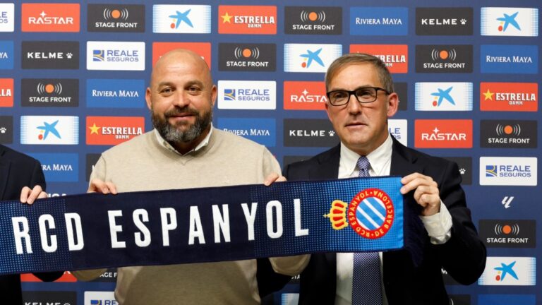 Manolo González sonríe junto a Fran Garagarza en el RCDE Stadium