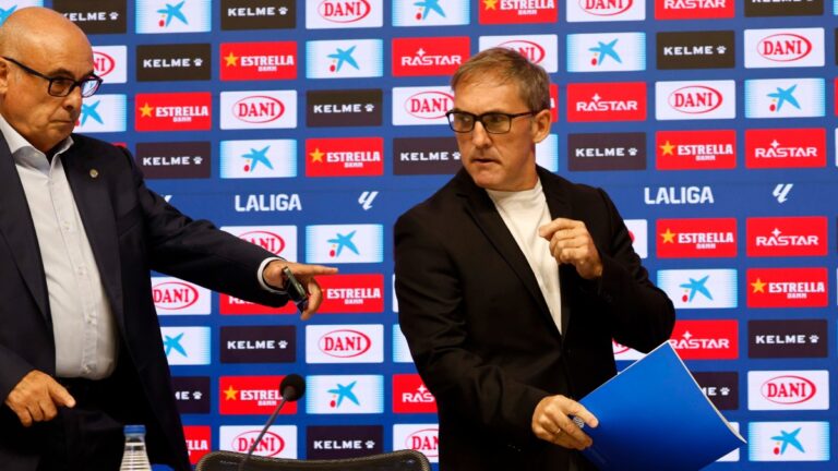 Fran Garagarza antes de hablar en una rueda de prensa en el RCDE Stadium
