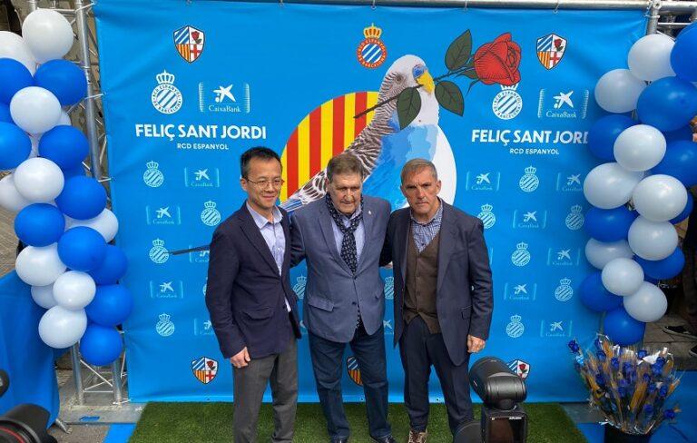 Fran Garagarza, junto a Mao Ye y Rafa Marañón en el stand del Espanyol