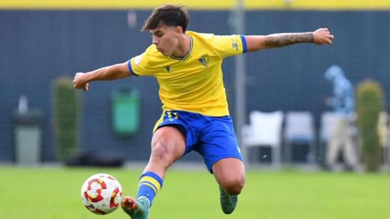 Fran Garcia defiende la camiseta del Cádiz Mirandilla en 2ªRFEF