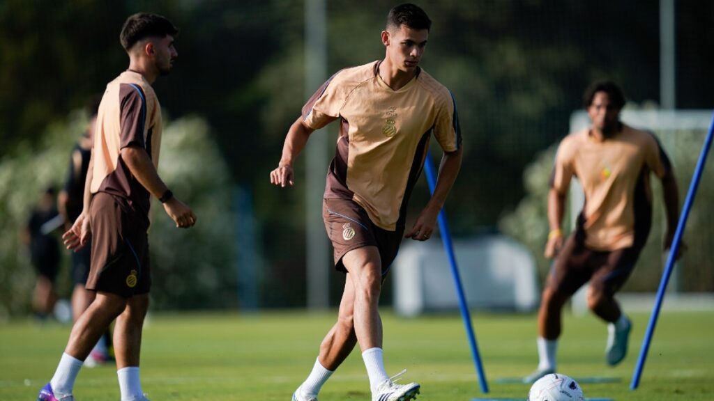 Gabriel Moscardo: "Marqué en mi calendario el derbi para que sea un gran día para la afición" 1 Gabriel Moscardo, en el stage de Torremirona con el Espanyol