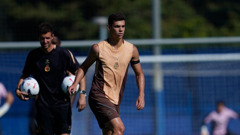 Gabriel Moscardo, en un ejercicio con balón en un entrenamiento en la CE Dani Jarque