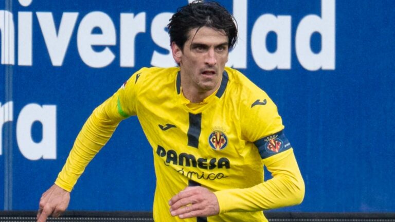 Gerard Moreno luce el brazalete de capitán con el Villarreal en El Sadar
