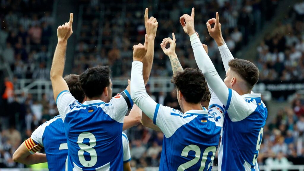 Edu Expósito celebra con sus compañeros su gol ante el Newcastle en pretemporada