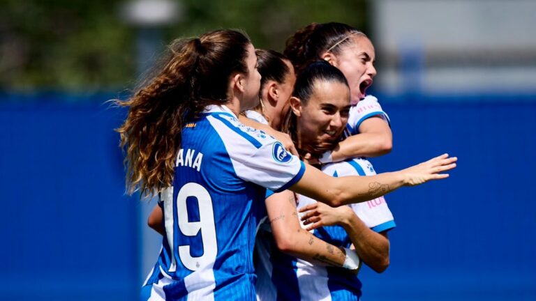 Las jugadoras del Espanyol Femenino celebran el gol de Ona Baradas en piña