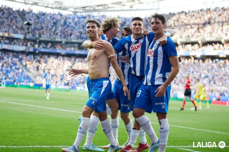 Javi Puado y sus compañeros celebran el primer gol del Espanyol - Las Palmas