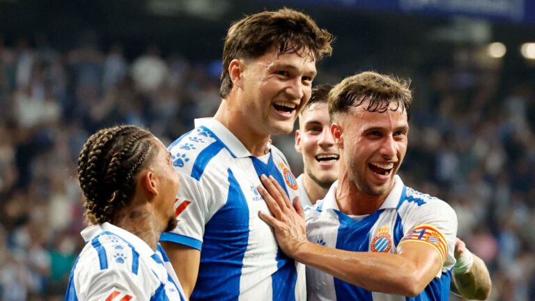 Javi Puado, Dolan y Roberto Fernández celebran con Miguel Rubio el gol del Espanyol del empate ante el Atlético de Madrid