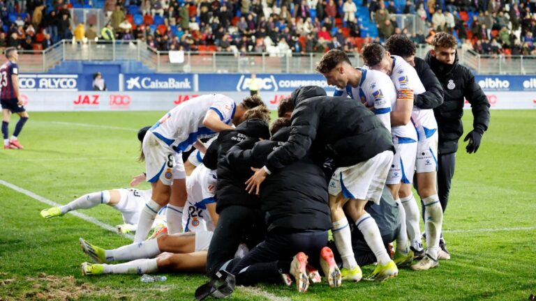 La plantilla del Espanyol estalla de la emoción en Ipurua