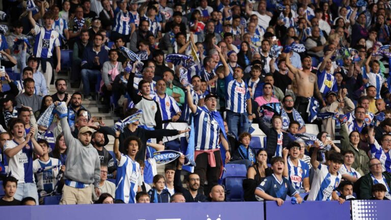 La afición del Espanyol tiñó de blanquiazul el RCDE Stadium en el derbi