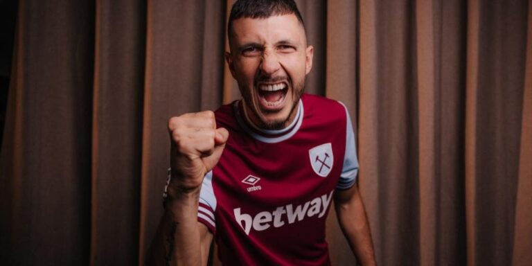 Guido Rodríguez celebra contento un gol con la camiseta del West Ham United