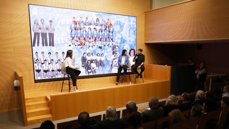 Elena de Diego dirigió el acto del cuaderno "L’Espanyol en femení"