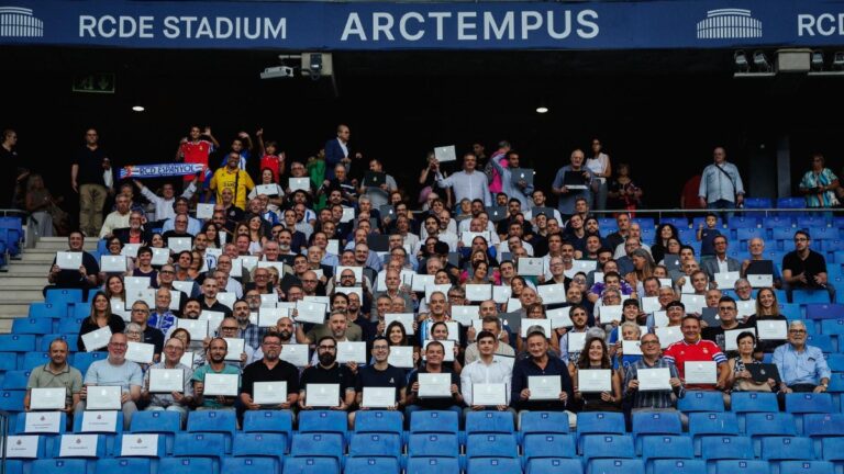 Los socios del Espanyol celebran su fidelidad de 25 años en un acto en el RCDE Stadium