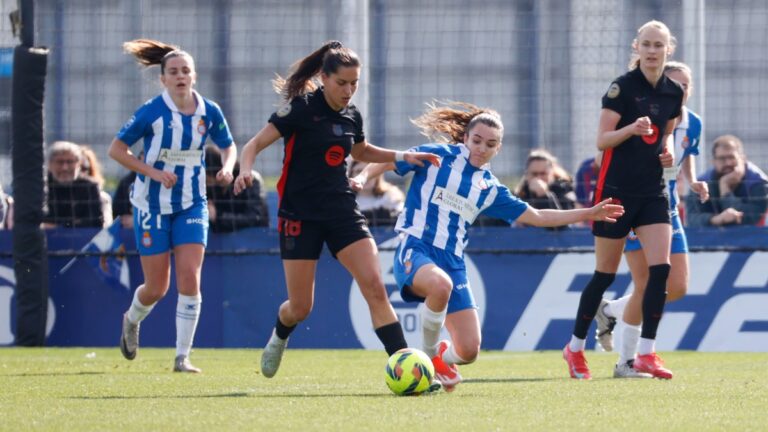 Amaia Martínez y Júlia Guerra, centrales en el pasado derbi entre el Espanyol Femenino y el FC Barcelona en la CE Dani Jarque