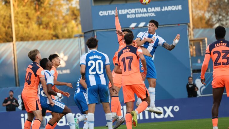 Acción del Espanyol B - Barça Atlètic de la primera vuelta en 2ªRFEF