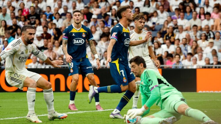 Roberto Fernández y Javi Puado, titulares en el Bernabéu ante el Real Madrid