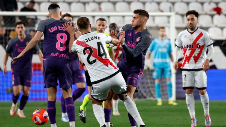 Roberto Fernández y Edu Expósito, la temporada pasada durante el Rayo Vallecano - Espanyol celebrado en Vallecas