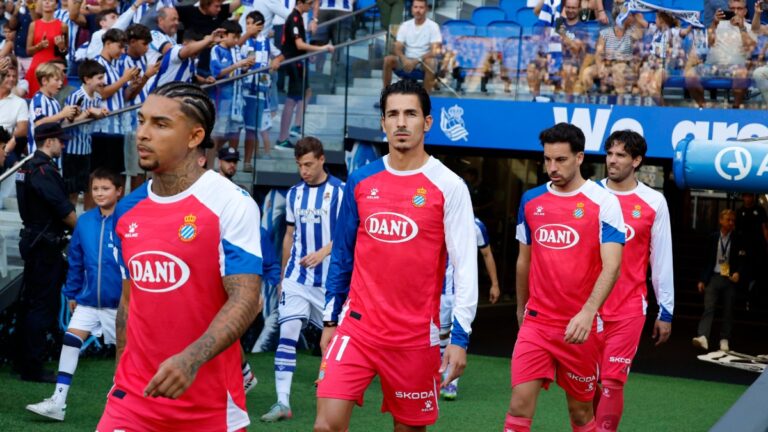 Los jugadores del Espanyol salen del túnel de vestuarios de Anoeta