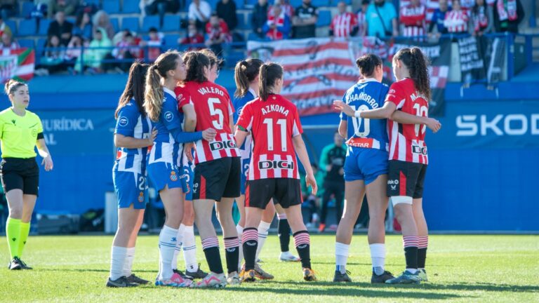 Las jugadoras del Espanyol Femenino defienden una jugada en la primera vuelta ante el Athletic Club de Bilbao