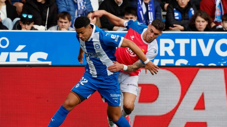 Roberto Fernández lucha un balón contra un defensa del Deportivo Alavés