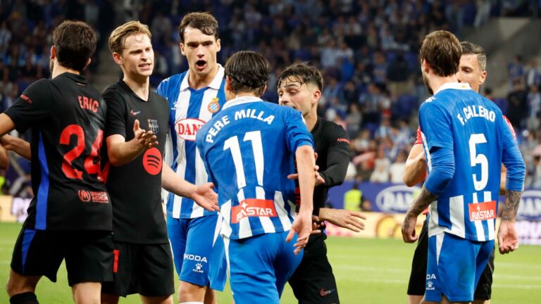 Los jugadores del Espanyol y del Barça, en una jugada del último derbi en el RCDE Stadium