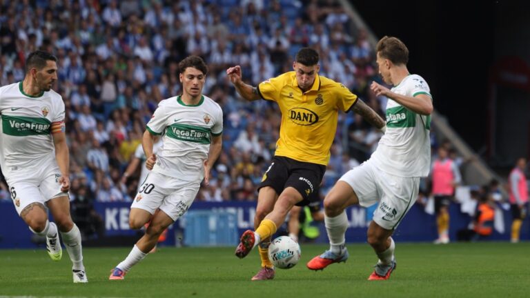 Roberto Fernández, titular en el Espanyol 1-0 Elche CF
