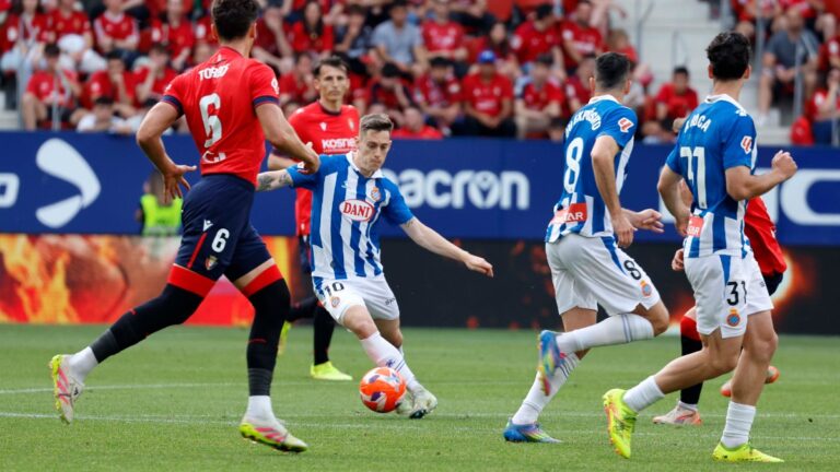 Pol Lozano inicia una jugada de ataque en el CA Osasuna - Espanyol