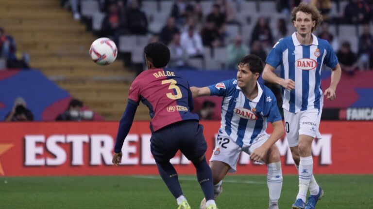 Álvaro Tejero y Alex Král, en el derbi de la primera vuelta ante el FC Barcelona