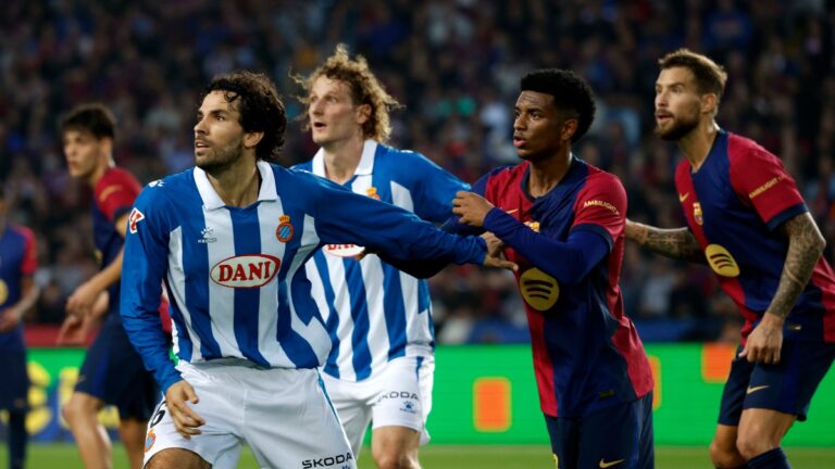 'Lele' Cabrera, en una acción del pasado derbi en Montjuïc entre el FC Barcelona y el Espanyol