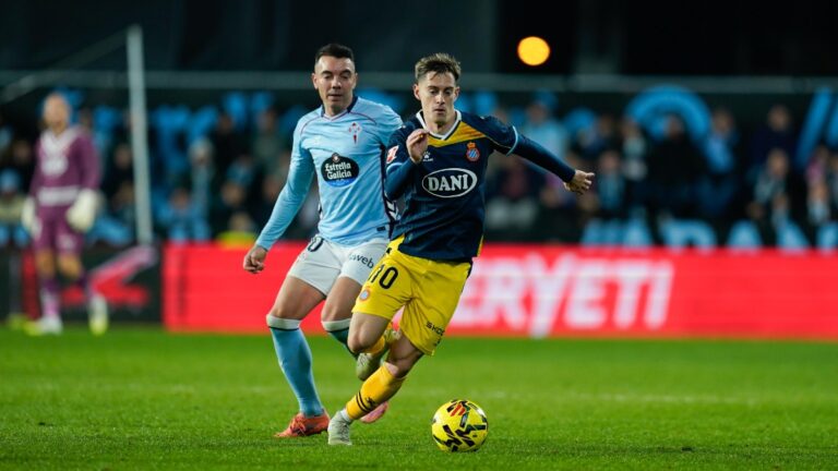 Horario y dónde ver el Espanyol – RC Celta de Vigo de la jornada 24 de LaLiga EA Sports 2025-26 Pol Lozano pelea un balón delante de Iago Aspas en Balaídos
