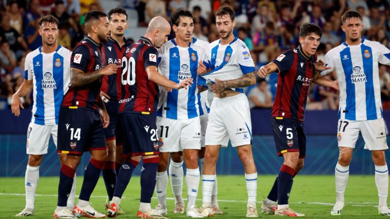 Horario y dónde ver el Levante UD – Espanyol de la jornada 19 de LaLiga EA Sports 2025-26 El Espanyol, en una jugada de ataque ante el Levante UD en el Ciutat de València