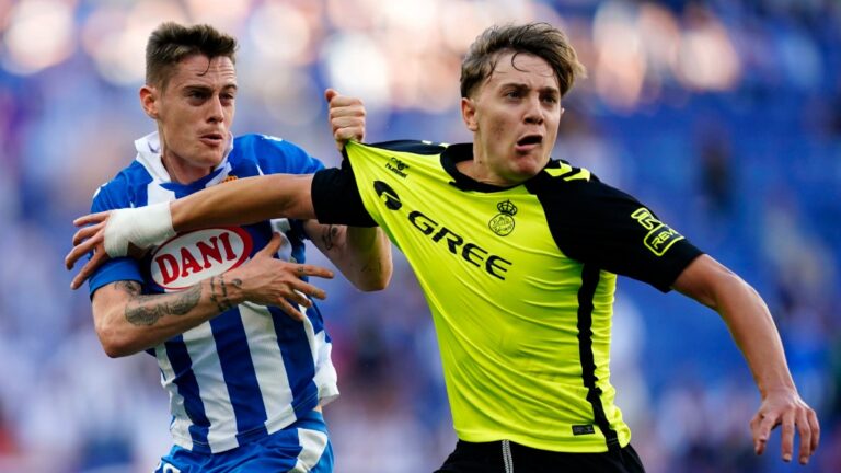 Pol Lozano agarra de la camiseta a un jugador del Real Betis en el RCDE Stadium