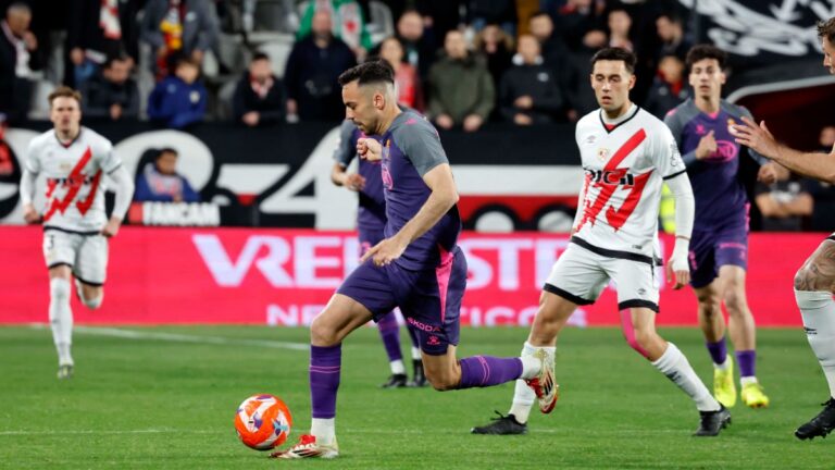 Edu Expósito se lleva un balón delante de Pedro Díaz en Vallecas