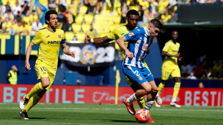Roberto Fernández se marcha de dos rivales del Villarreal CF en La Cerámica