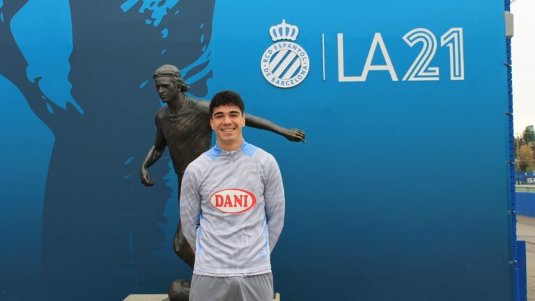 Hugo Caroz: «Tenemos la vista puesta en el ‘play-off'» Hugo Caroz atiende a 'El 1900' en la CE Dani Jarque