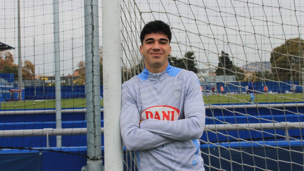Hugo Caroz: "Tenemos la vista puesta en el 'play-off'" 1 Hugo Caroz, en el campo donde entrena el filial en la CE Dani Jarque