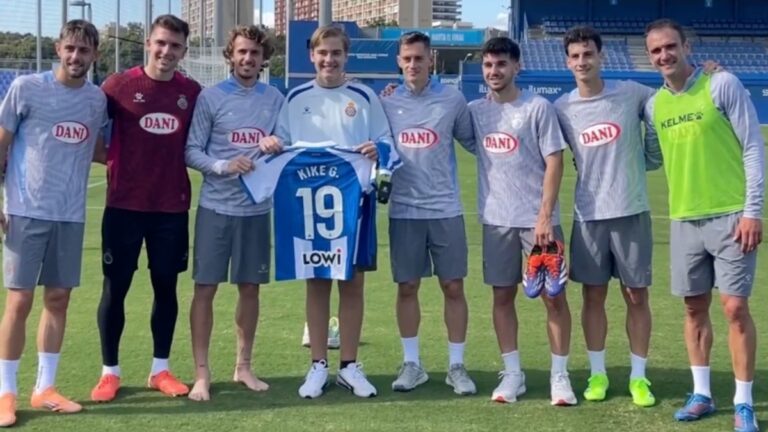 Hugo conoció a la plantilla del Espanyol en la CE Dani Jarque