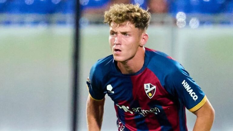 Hugo Pérez defiende la camiseta de la SD Huesca