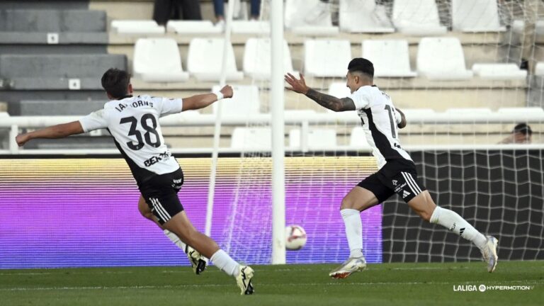 Ian Forns celebra el gol del triunfo del BUrgos CF con el autor del tanto, Álex Sancris