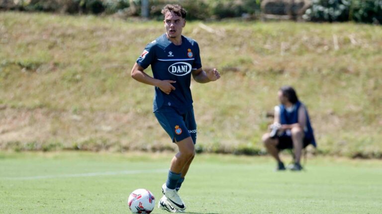 Ian Forns conduce un balón en el amistoso del Espanyol contra el Girona FC en Navata