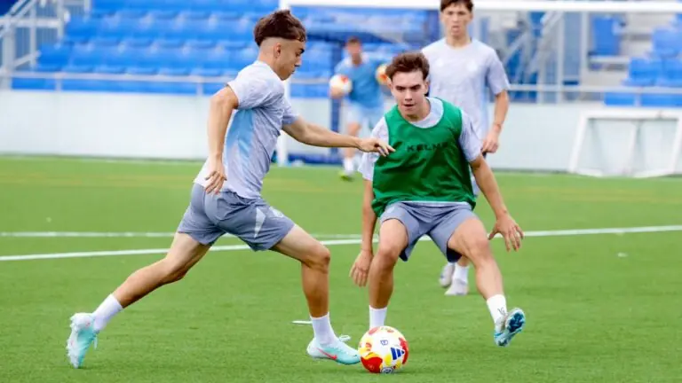 Ian Forns en una jugada con Jan Peries