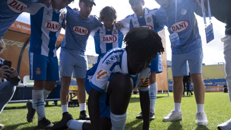 El Infantil A, antes del mini derbi entre el Barça y el Espanyol en el Gran Canaria