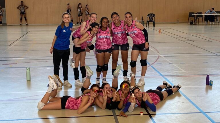 El Infantil Rosa consigue una de las victorias de la SD Espanyol en voleibol femenino