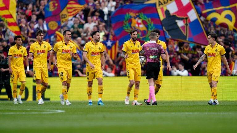 Los jugadores del Espanyol no entienden una decisión de Hernández Hernández en el derbi ante el FC Barcelona