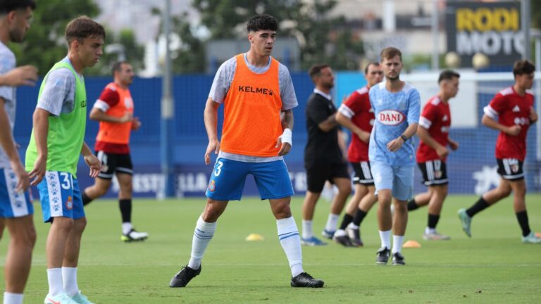 El Espanyol B calienta antes de enfrentarse a la UD Barbastro
