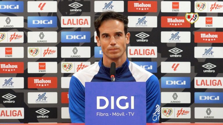 Iñigo Pérez: «La dinámica que lleva el Espanyol le hace peligroso» Iñigo Pérez, en la sala de prensa del Estadio de Vallecas para la previa del Espanyol - Rayo Vallecano