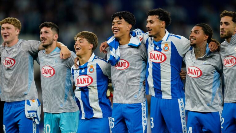 Los jugadores disfrutan del final de temporada con la afición del RCDE Stadium