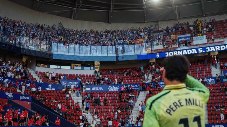 El Espanyol celebra con la afición la victoria ante CA Osasuna